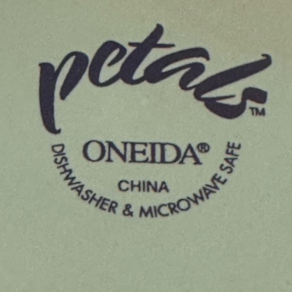 RETIRED SET OF 2 Oneida Petals Sea Foam/Willow Green Dinner Plates 10.75in - Picture 4 of 4